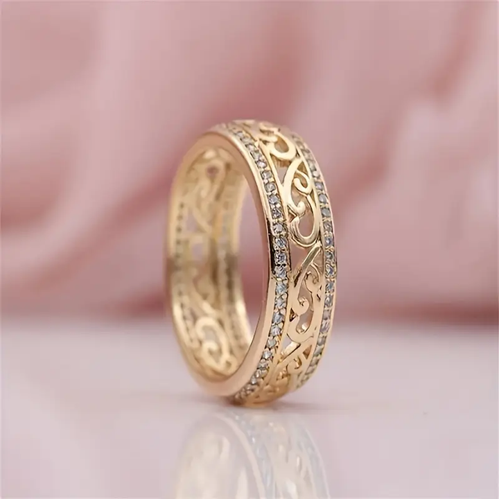 Anillo de oro brillante y calado