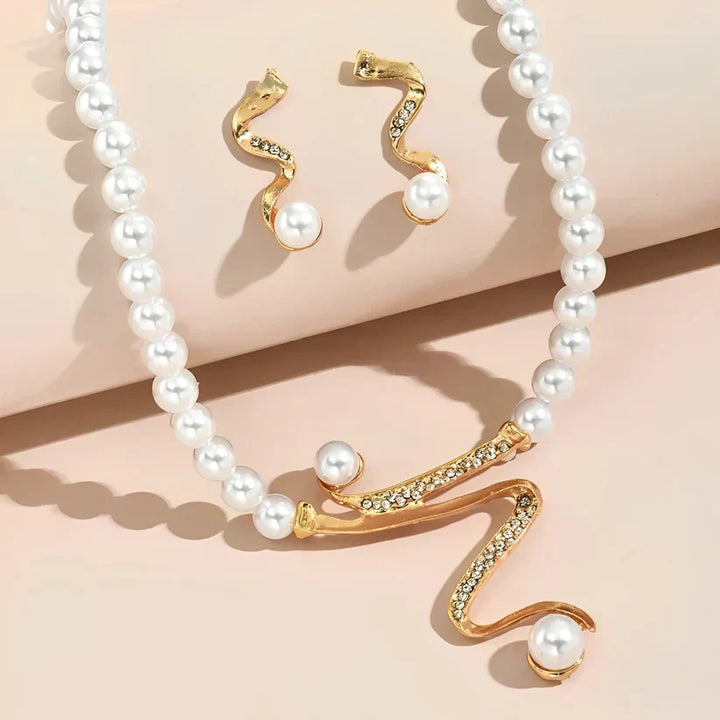 Set de collar y pendientes de perlas naturales