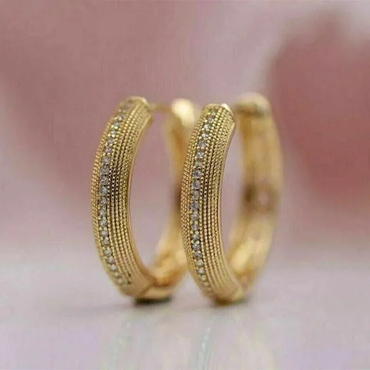 Pendientes vintage de oro con diseño elegante