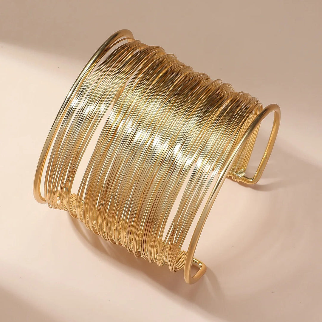 Pulsera abierta de oro con diseño en espiral