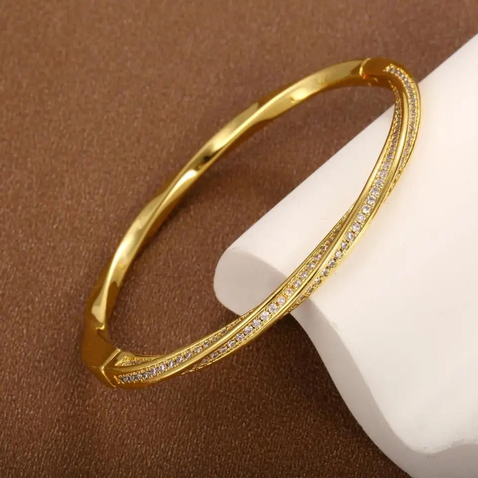 Una elegante pulsera de cristal con doble fila de cuentas chapadas en oro