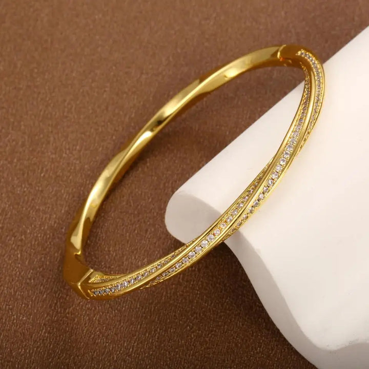 Una elegante pulsera de cristal con doble fila de cuentas chapadas en oro