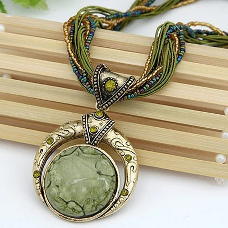 Collar vintage con colgante de cristal esmeralda étnico
