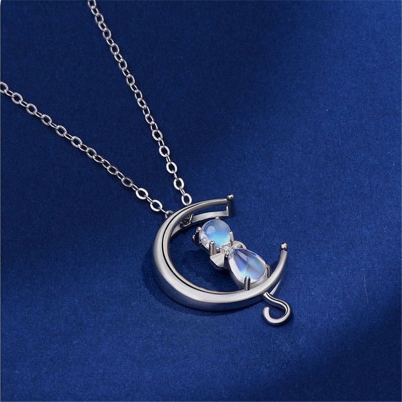 Collar de media luna con piedra de luna y diseño de gato