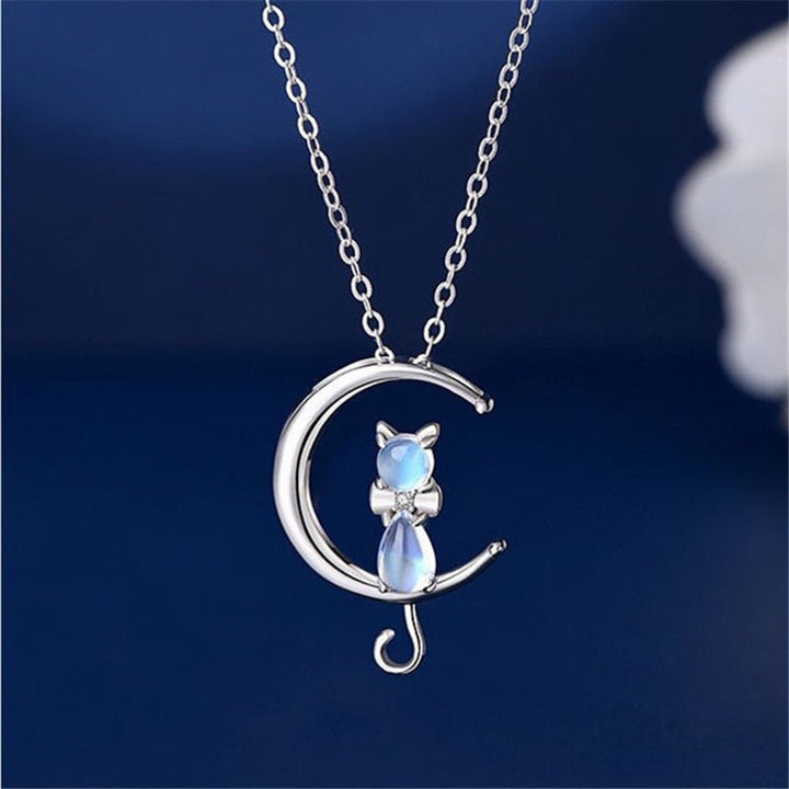 Collar de media luna con piedra de luna y diseño de gato