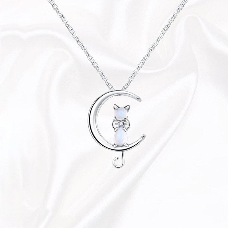 Collar de media luna con piedra de luna y diseño de gato