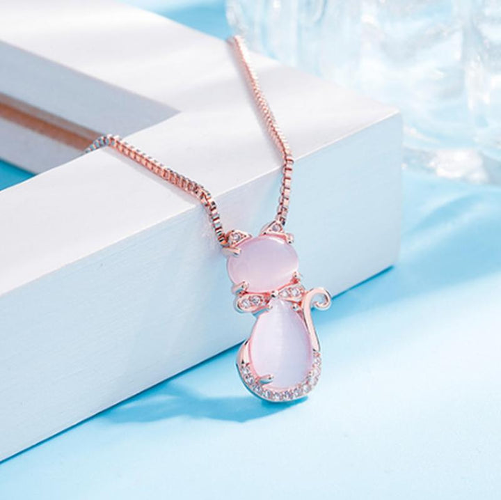 Encantador collar con piedra rosa en forma de gato adornado con circón