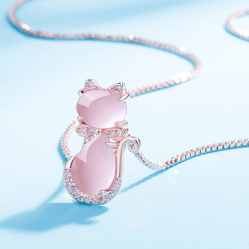 Encantador collar con piedra rosa en forma de gato adornado con circón