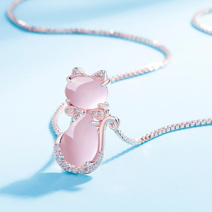 Encantador collar con piedra rosa en forma de gato adornado con circón