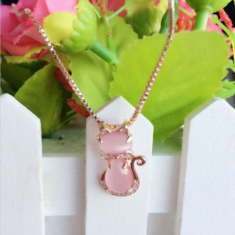 Encantador collar con piedra rosa en forma de gato adornado con circón